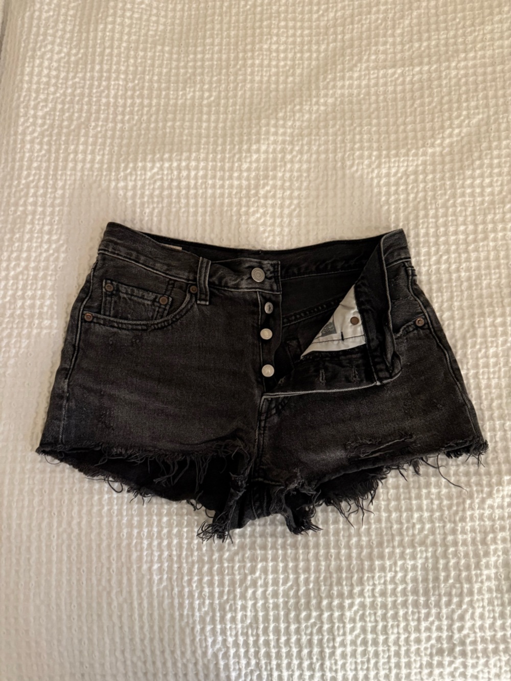 Mid Rise Black Levi’s Denim Women’s Shorts Size 26